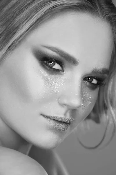 Sensuell kvinna glamourmodell med fräsch makeup — Stockfoto