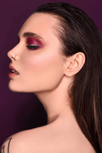 Vackra mode brunett kvinna med ljus makeup — Stockfoto