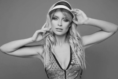 Renkli mayo güzel çekici sarışın kız