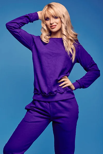 Vacker charmiga blonda flicka i färgglada sport kostym — Stockfoto