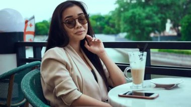 Kahve ile şirin ve güzel Asyalı kadın portresi