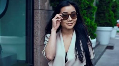 Sevimli ve güzel Asyalı kadın moda ceket portresi