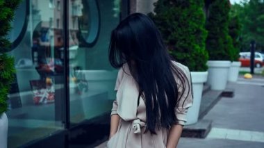 Sevimli ve güzel Asyalı kadın moda ceket portresi