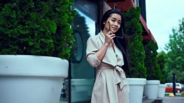 Sevimli ve güzel Asyalı kadın moda ceket portresi