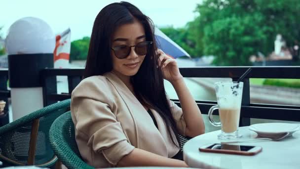 Portrait d'une femme asiatique mignonne et magnifique avec café — Video