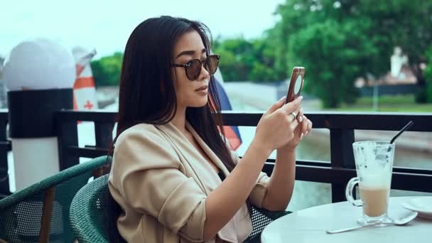 Портрет милої і чудової азіатки з кавою і телефоном — стокове відео