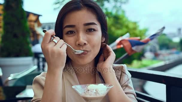 Portret van een schattig en prachtige Aziatische vrouw met ijs — Stockvideo