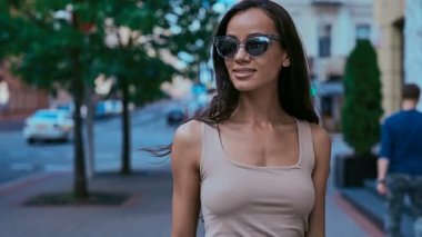 Sevimli ve güzel latin kadın elbiseli parlak sokaklar yürüyüş