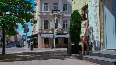 Elbise şirin ve güzel latin kadınlar konusu dışında eski bir bina