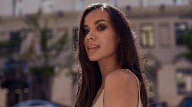 Sevimli ve güzel latin kadın poz ve alongn street gülümseyen elbiseli