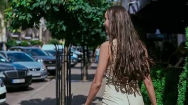 Gölgeli sokak boyunca şirin ve güzel latin kadın