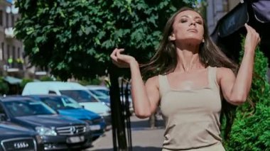 Gölgeli sokak boyunca şirin ve güzel latin kadın