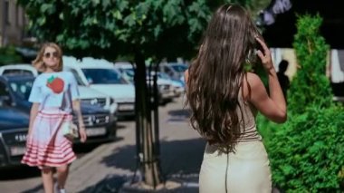 Gölgeli sokak boyunca şirin ve güzel latin kadın