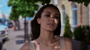 Sevimli ve güzel latin kadın elbiseli parlak sokaklar yürüyüş