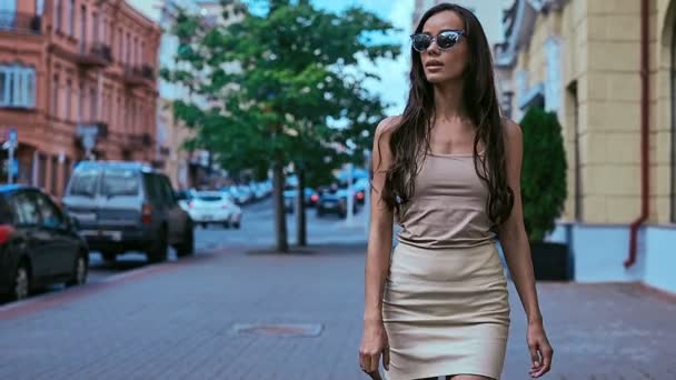 Lindas y hermosas mujeres latinas en vestido caminando por calles brillantes — Vídeo de stock