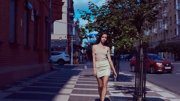 Χαριτωμένο και πανέμορφο latin γυναικών στο φόρεμα περπατώντας φωτεινό δρόμους — Αρχείο Βίντεο
