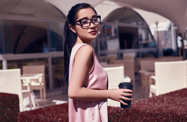 Gyönyörű ázsiai nő, divat, ruha, az étterem teraszán — Stock Fotó