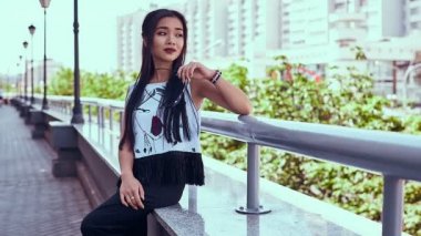 Muhteşem Asyalı kadın moda elbise şehir manzaralı hayran