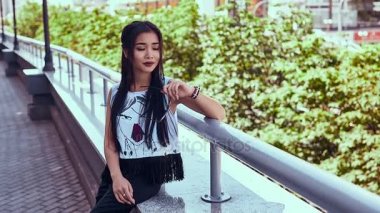 Muhteşem Asyalı kadın moda elbise şehir manzaralı hayran