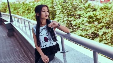 Muhteşem Asyalı kadın moda elbise şehir manzaralı hayran