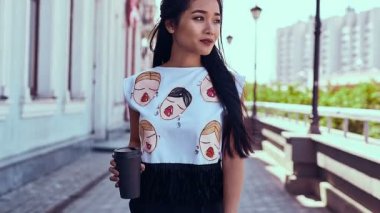 Muhteşem Asyalı kadın parlak Avrupa cadde boyunca yürüyüş moda elbise