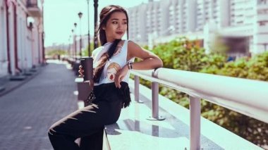 sevimli ve güzel Asyalı kadın şehir manzaranın moda elbise