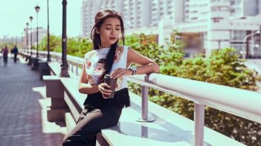 sevimli ve güzel Asyalı kadın şehir manzaranın moda elbise