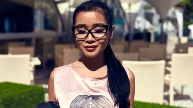 Sevimli ve güzel Asyalı kadın moda elbise restoranın terasında