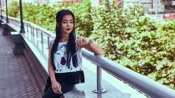 华丽的亚裔女子，在时尚服饰欣赏城市景观 — 图库视频影像