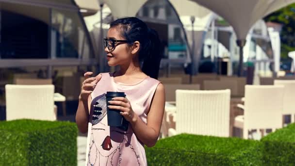 Carino e splendida donna asiatica in abito di moda sulla terrazza del ristorante — Video Stock