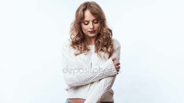 Ritratto Sensuale Donna Bionda Positiva Maglione Isolato Sfondo Bianco Studio — Video Stock