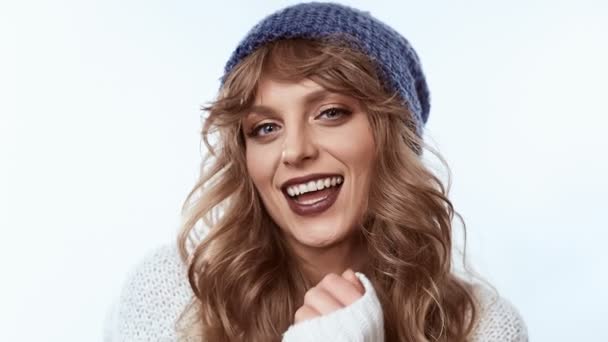 Ritratto Sensuale Donna Bionda Positiva Maglione Cappello Blu Isolato Sfondo — Video Stock