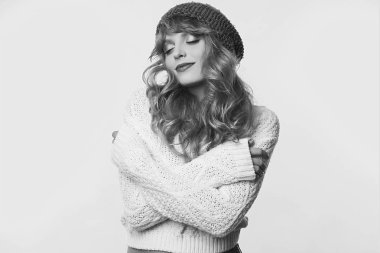 Kazak ve üzerinde beyaz backgr izole şapka pozitif sarışın kadın