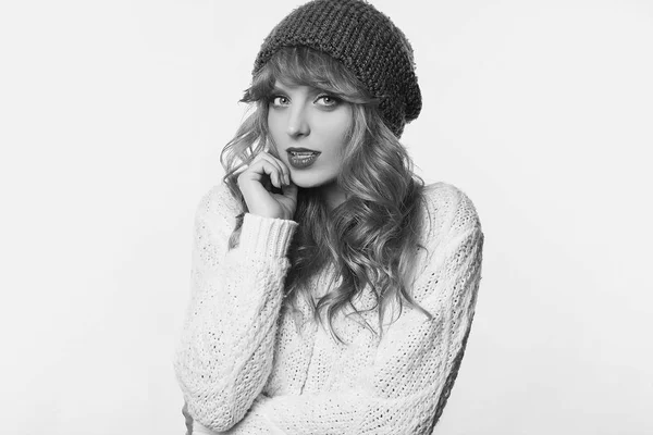 Позитивна блондинка в светрі і капелюсі ізольована на білому фоні — стокове фото