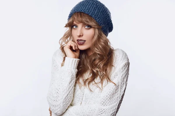 Mujer rubia positiva en suéter y sombrero aislado sobre fondo blanco — Foto de Stock