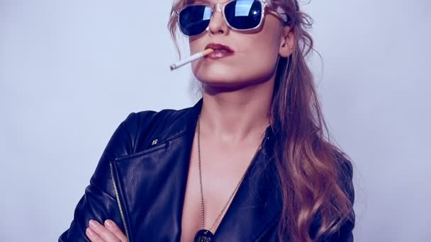 Retrato Mulher Loira Elegante Óculos Fumando Cigarro Fundo Colorido Estúdio — Vídeo de Stock
