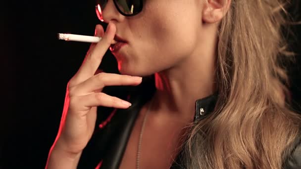 Retrato Mujer Rubia Elegante Gafas Fumando Cigarrillo Sobre Fondo Negro — Vídeo de stock