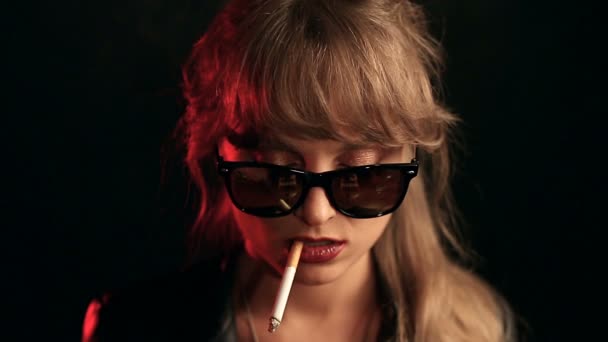 Retrato Mujer Rubia Elegante Gafas Fumando Cigarrillo Sobre Fondo Negro — Vídeo de stock