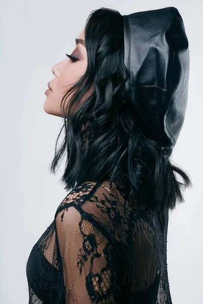 Hermosa chica asiática encantadora en vestido largo negro y sombrero de cuero — Foto de Stock