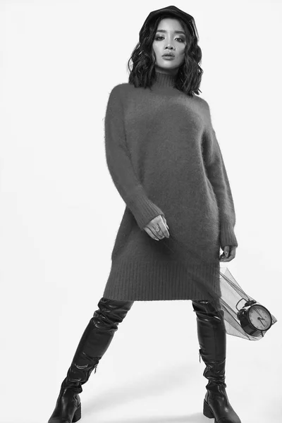 Georgeous aranyos barna lány a fényes pulóver — Stock Fotó