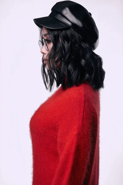 Georgeous aranyos barna lány a fényes pulóver — Stock Fotó