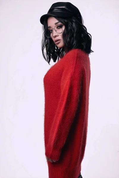 Грубий милий брюнетка азіатська дівчина в яскравому светрі — стокове фото