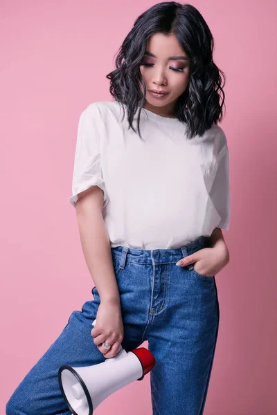 Елегантна сексуальна азіатська дівчина в джинсах і біла футболка на яскравому фоні — стокове фото