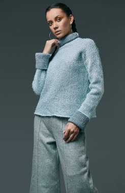 Rahat kazaklı güzel çekici İspanyol kız portresi