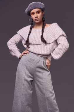 Rahat kazak ve bere güzel çekici İspanyol kız portresi