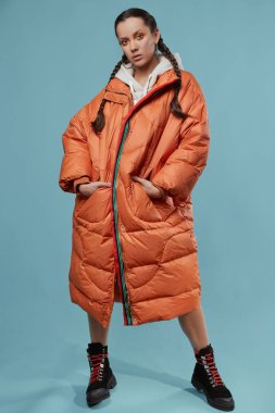 Uzun turuncu ceket güzel çekici İspanyol kız portresi