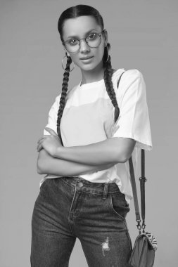 Beyaz t-shirt, kot pantolon ve gla güzel büyüleyici İspanyol ve Latin kızı