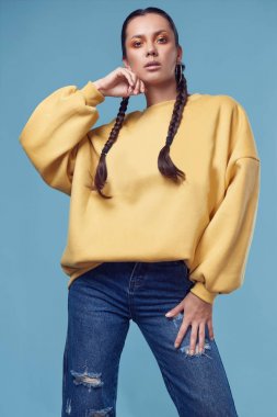 Güzel çekici İspanyol kız kot pantolon ve sarı hoody