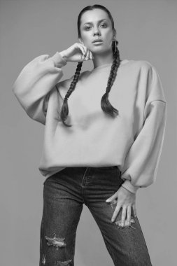 Güzel çekici İspanyol kız kot pantolon ve sarı hoody