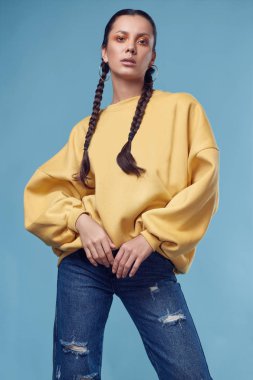 Güzel çekici İspanyol kız kot pantolon ve sarı hoody